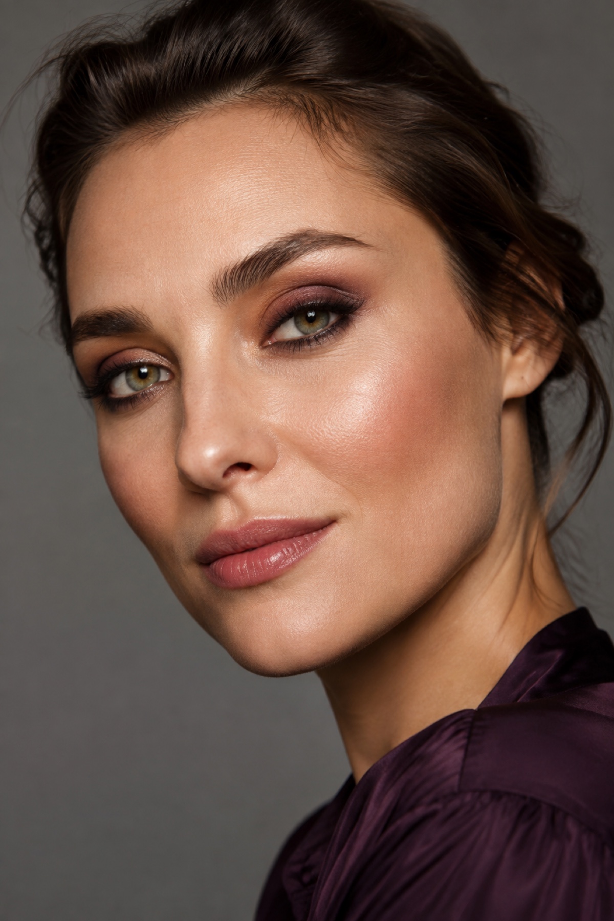 Voksen model med øjenmakeup i kobber og bløde neutrale toner
